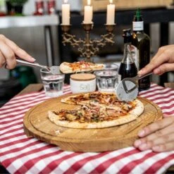 Boska Pizzaplank Friends L - BBQ Accessoires - Eikenhout - Handige Opvanggeul - Ø 34 Cm -BBQ Verkoop 1200x1200 305