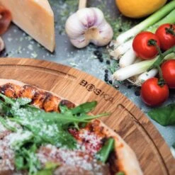 Boska Pizzaplank Friends L - BBQ Accessoires - Eikenhout - Handige Opvanggeul - Ø 34 Cm -BBQ Verkoop 1200x1200 306