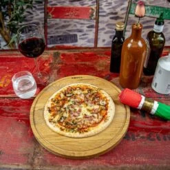 Boska Pizzaplank Friends L - BBQ Accessoires - Eikenhout - Handige Opvanggeul - Ø 34 Cm -BBQ Verkoop 1200x1200 310