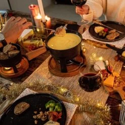 Boska Pizzaplank Friends L - BBQ Accessoires - Eikenhout - Handige Opvanggeul - Ø 34 Cm -BBQ Verkoop 1200x1200 311