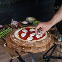 Boska Pizzaplank Friends L - BBQ Accessoires - Eikenhout - Handige Opvanggeul - Ø 34 Cm -BBQ Verkoop 1200x1200 314