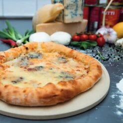 Boska Pizzasteen Deluxe - Voor Oven & BBQ - Knapperige Pizza's - Ø 29.5 Cm - BBQ Accessoires 39 Boska Pizzasteen Deluxe - Voor Oven & BBQ - Knapperige Pizza's - Ø 29.5 Cm - BBQ Accessoires -BBQ Verkoop 1200x1200 345