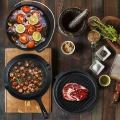 Dutch Mountains Gietijzeren Pannenset 7-delig - Dutch Oven – Braadpan - Grillpan - Hapjespan - Kookset In Houten Transportkist - Deksellifter - Brander 18 Dutch Mountains Gietijzeren Pannenset 7-delig - Dutch Oven – Braadpan - Grillpan - Hapjespan - Kookset In Houten Transportkist - Deksellifter - Brander -BBQ Verkoop 1200x1200 401