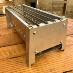 Spiedini Saté-bbq Bali 40 Mini - Kleine, Smalle Houtskoolbarbecue Met Horizontaal Rooster Voor Sate Of Andere Spiesjes - 40 Cm Lang, 11 Cm Breed, 14 Cm Hoog - Ideaal Voor Tuin- Of Open Haard, Of Balkon - Materiaal: Gealuminiseerd Ijzer -BBQ Verkoop 1200x1200 685