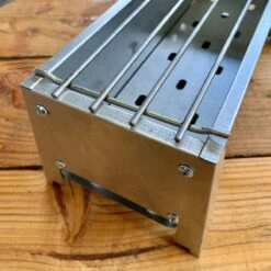 Spiedini Saté-bbq Bali 40 Mini - Kleine, Smalle Houtskoolbarbecue Met Horizontaal Rooster Voor Sate Of Andere Spiesjes - 40 Cm Lang, 11 Cm Breed, 14 Cm Hoog - Ideaal Voor Tuin- Of Open Haard, Of Balkon - Materiaal: Gealuminiseerd Ijzer -BBQ Verkoop 1200x1200 686