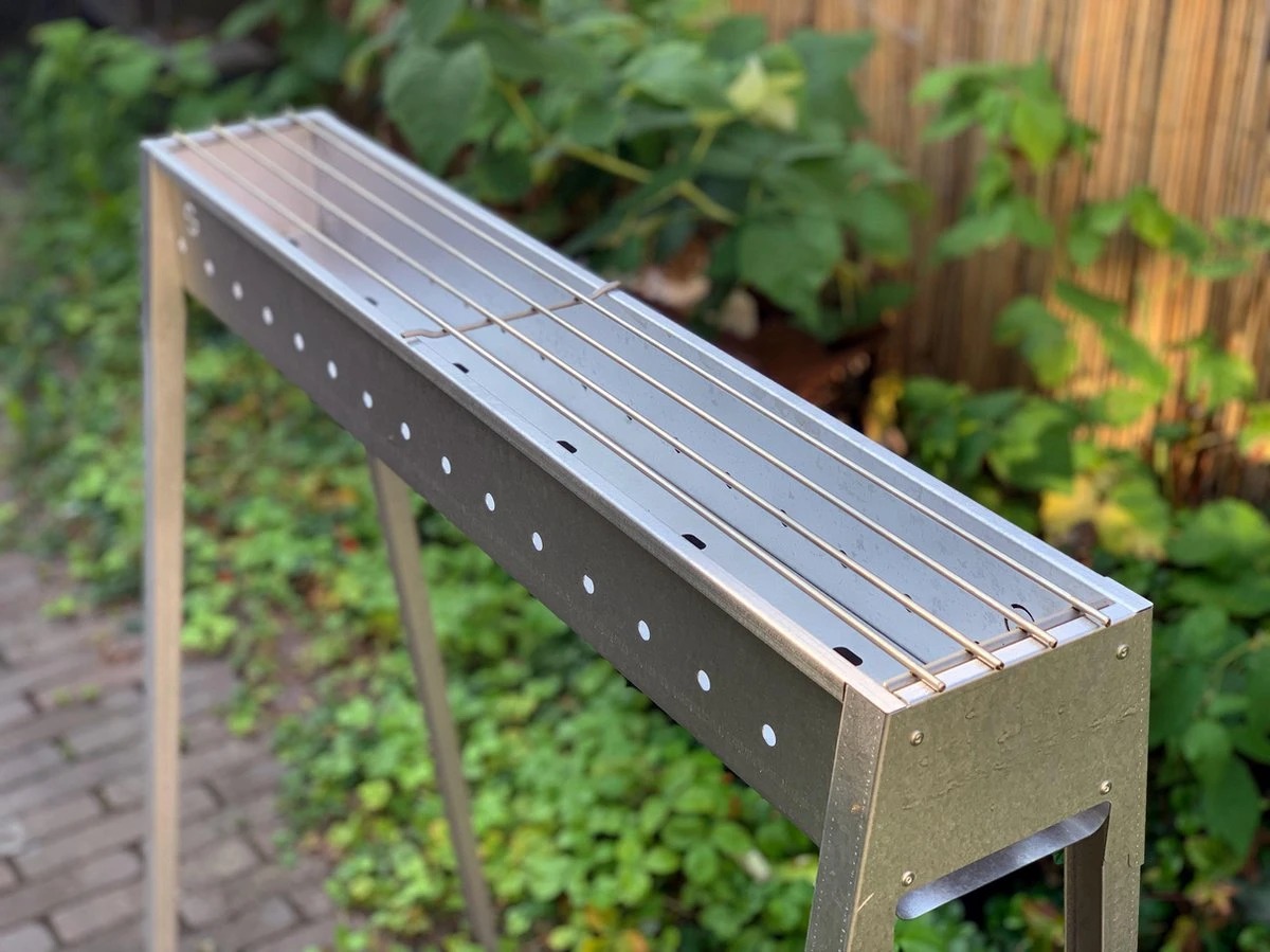 Spiedini Saté-bbq Bali 80 - Saté Houtskoolbarbecue Met Horizontaal Rooster - 80 Cm Lang, 11 Cm Breed - Materiaal: Gealuminiseerd Ijzer 6 Spiedini Saté-bbq Bali 80 - Saté Houtskoolbarbecue Met Horizontaal Rooster - 80 Cm Lang, 11 Cm Breed - Materiaal: Gealuminiseerd Ijzer - Image 4