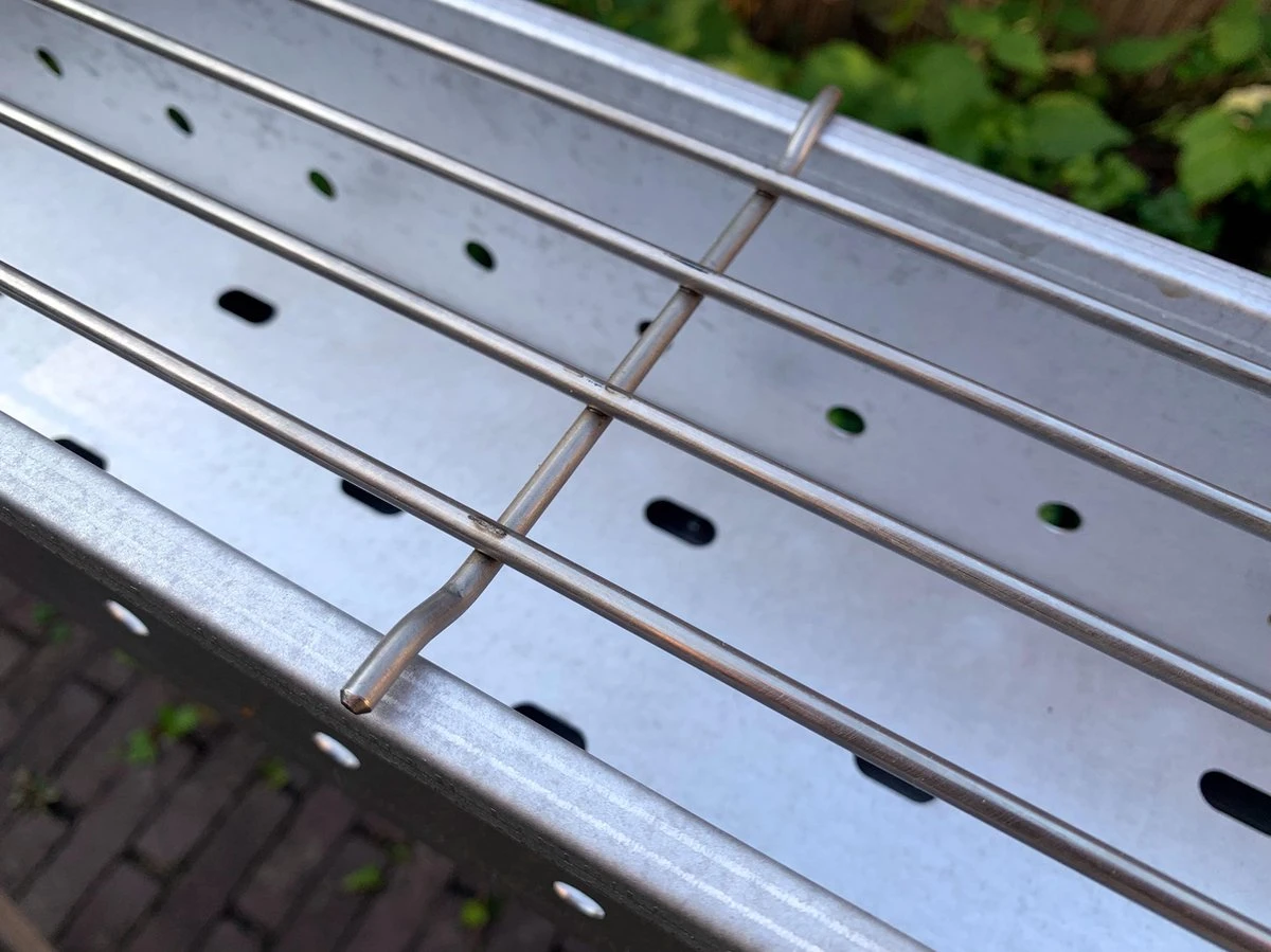 Spiedini Saté-bbq Bali 80 - Saté Houtskoolbarbecue Met Horizontaal Rooster - 80 Cm Lang, 11 Cm Breed - Materiaal: Gealuminiseerd Ijzer 9 Spiedini Saté-bbq Bali 80 - Saté Houtskoolbarbecue Met Horizontaal Rooster - 80 Cm Lang, 11 Cm Breed - Materiaal: Gealuminiseerd Ijzer - Image 7