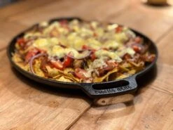 Valhal Outdoor Skillet / Plancha / Koekenpan - Gietijzer - Diameter 35cm, Twee Handvatten, VH35F -BBQ Verkoop 1200x900 15